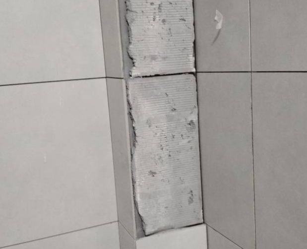 港南瓷砖空鼓维修公司分享下瓷砖施工前基层浇水润湿程度不足，可能导致以下问题